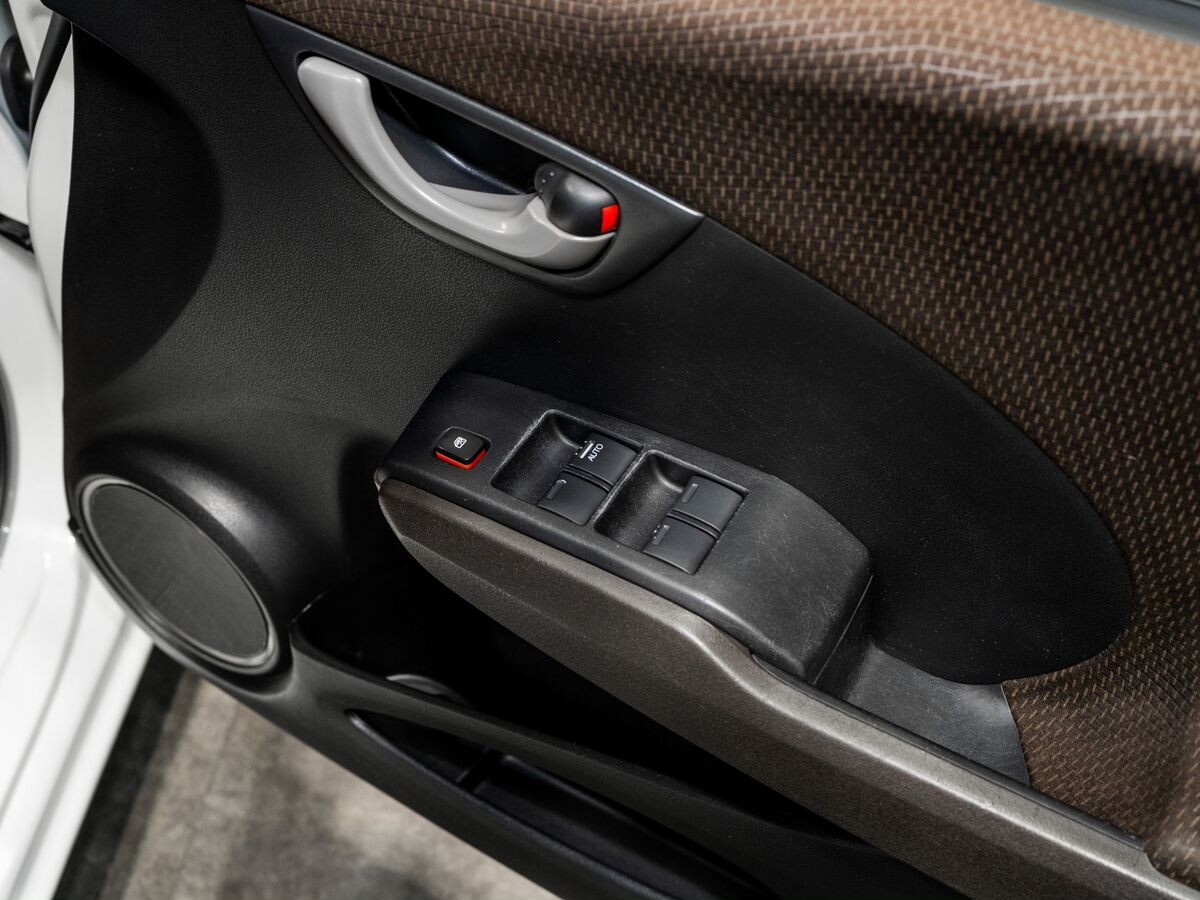 Honda Fit Shuttle 2012 - фото автомобиля