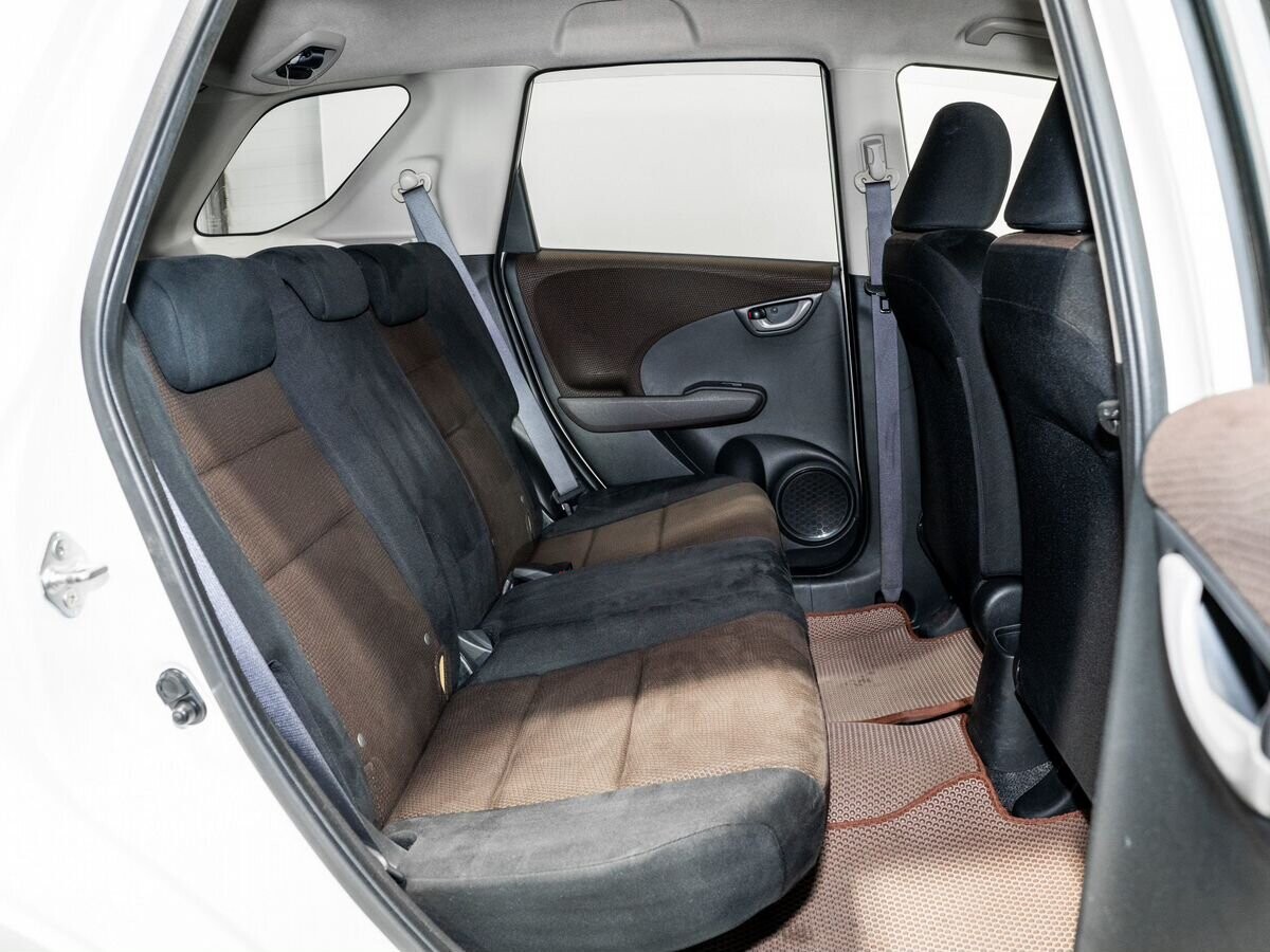 Honda Fit Shuttle 2012 - фото автомобиля