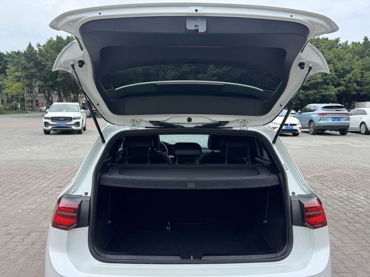 Volkswagen Golf 2022 - фото автомобиля