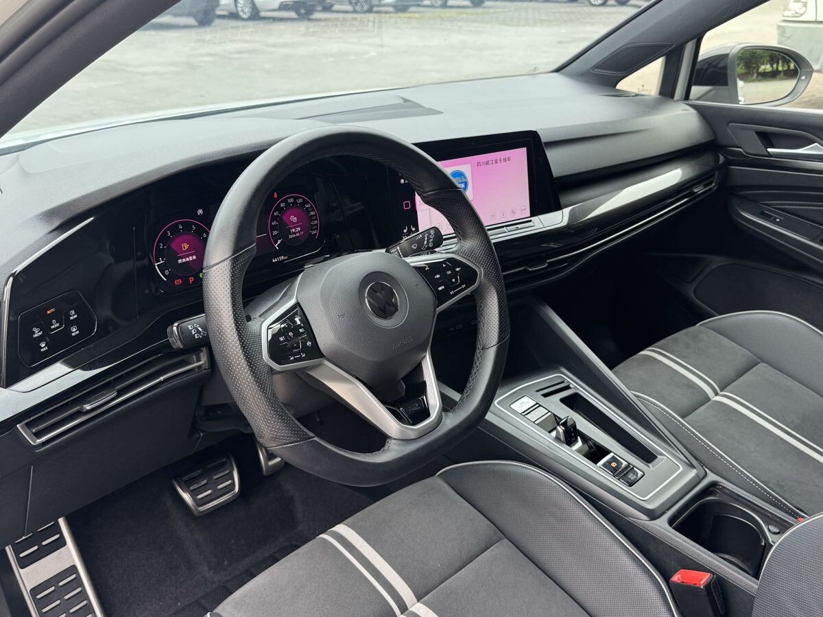 Volkswagen Golf 2022 - фото автомобиля