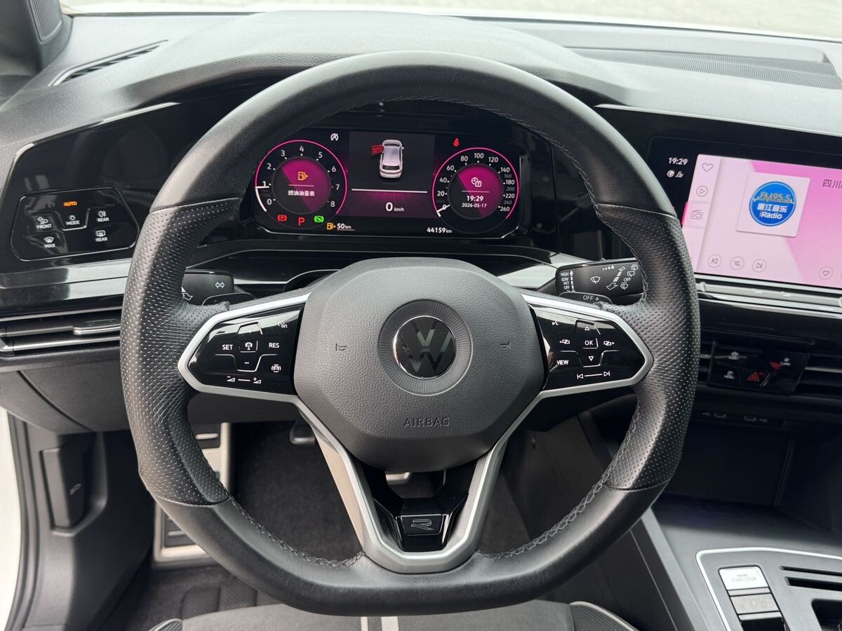 Volkswagen Golf 2022 - фото автомобиля
