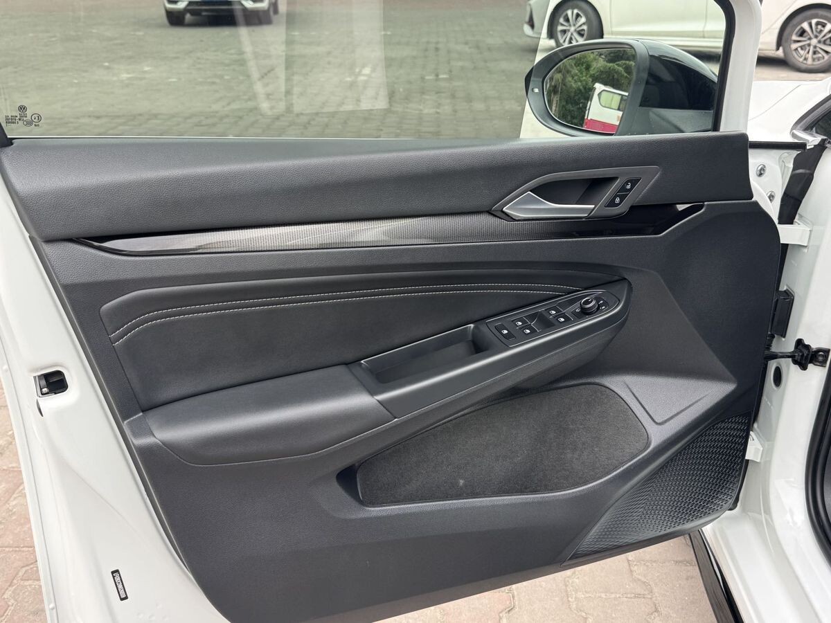 Volkswagen Golf 2022 - фото автомобиля