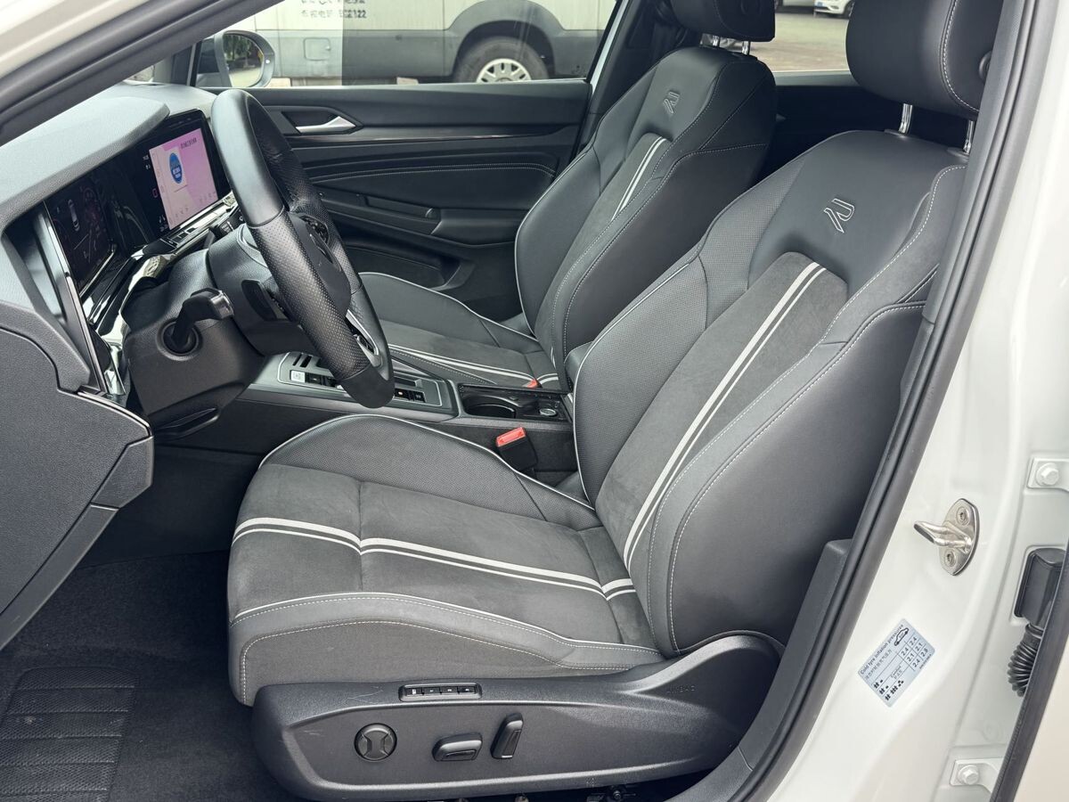 Volkswagen Golf 2022 - фото автомобиля