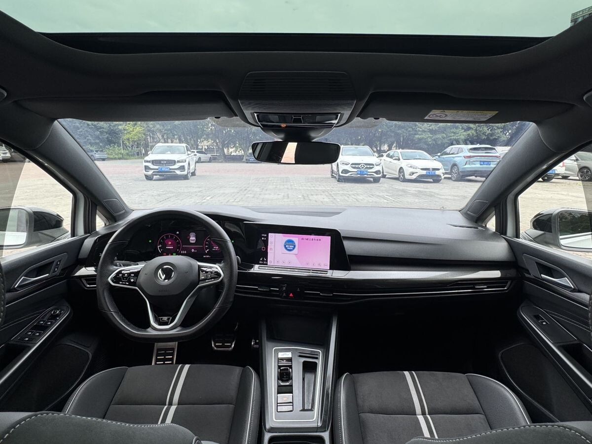 Volkswagen Golf 2022 - фото автомобиля