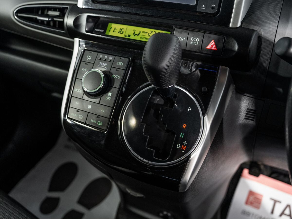 Toyota Wish 2011 - фото автомобиля