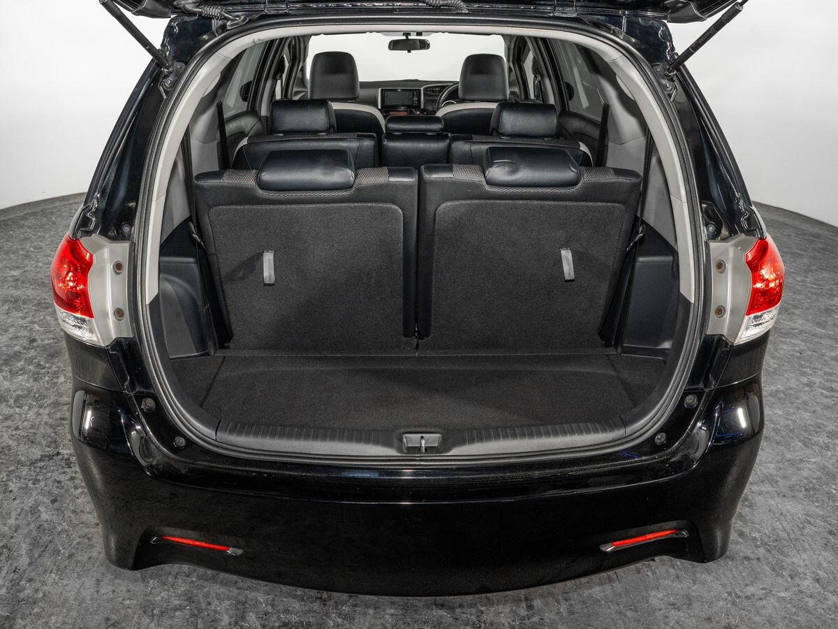 Toyota Wish 2011 - фото автомобиля