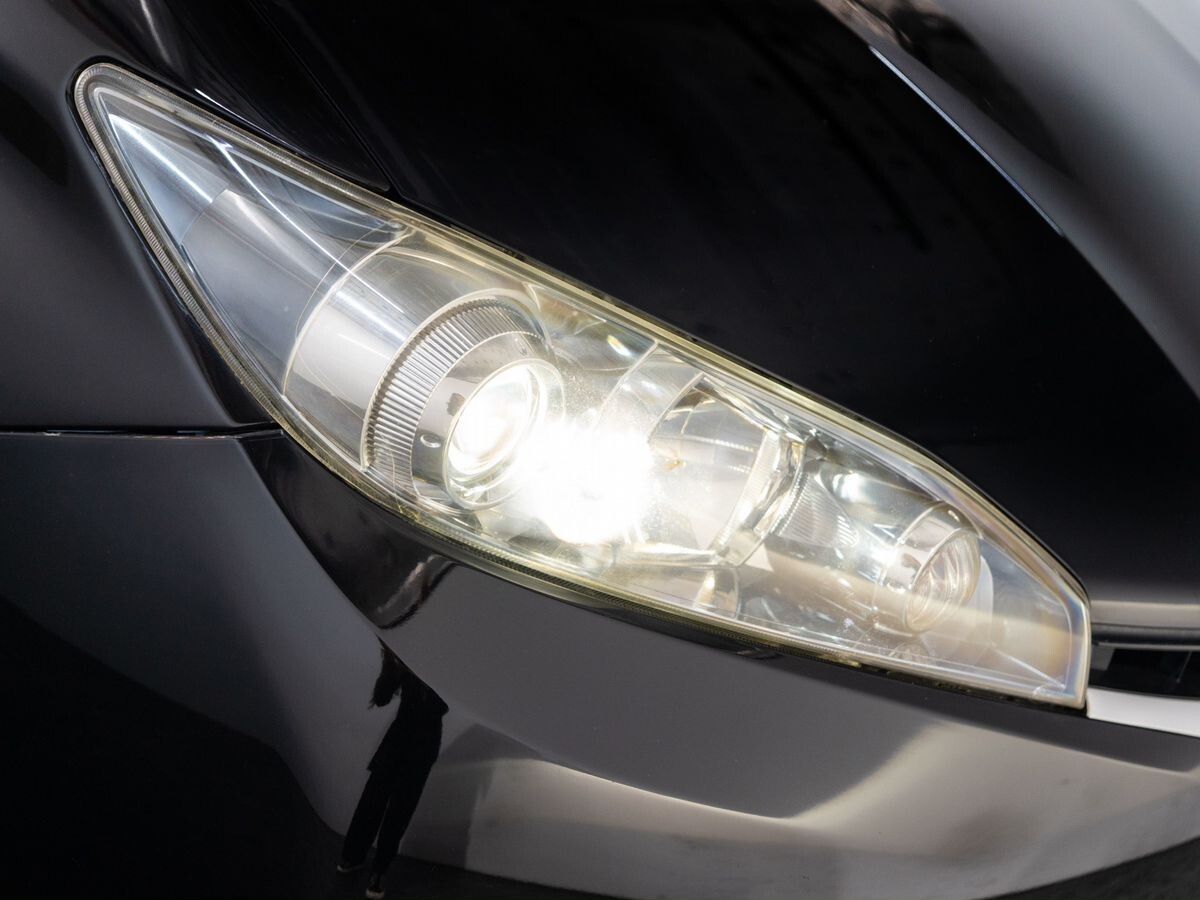 Toyota Wish 2011 - фото автомобиля