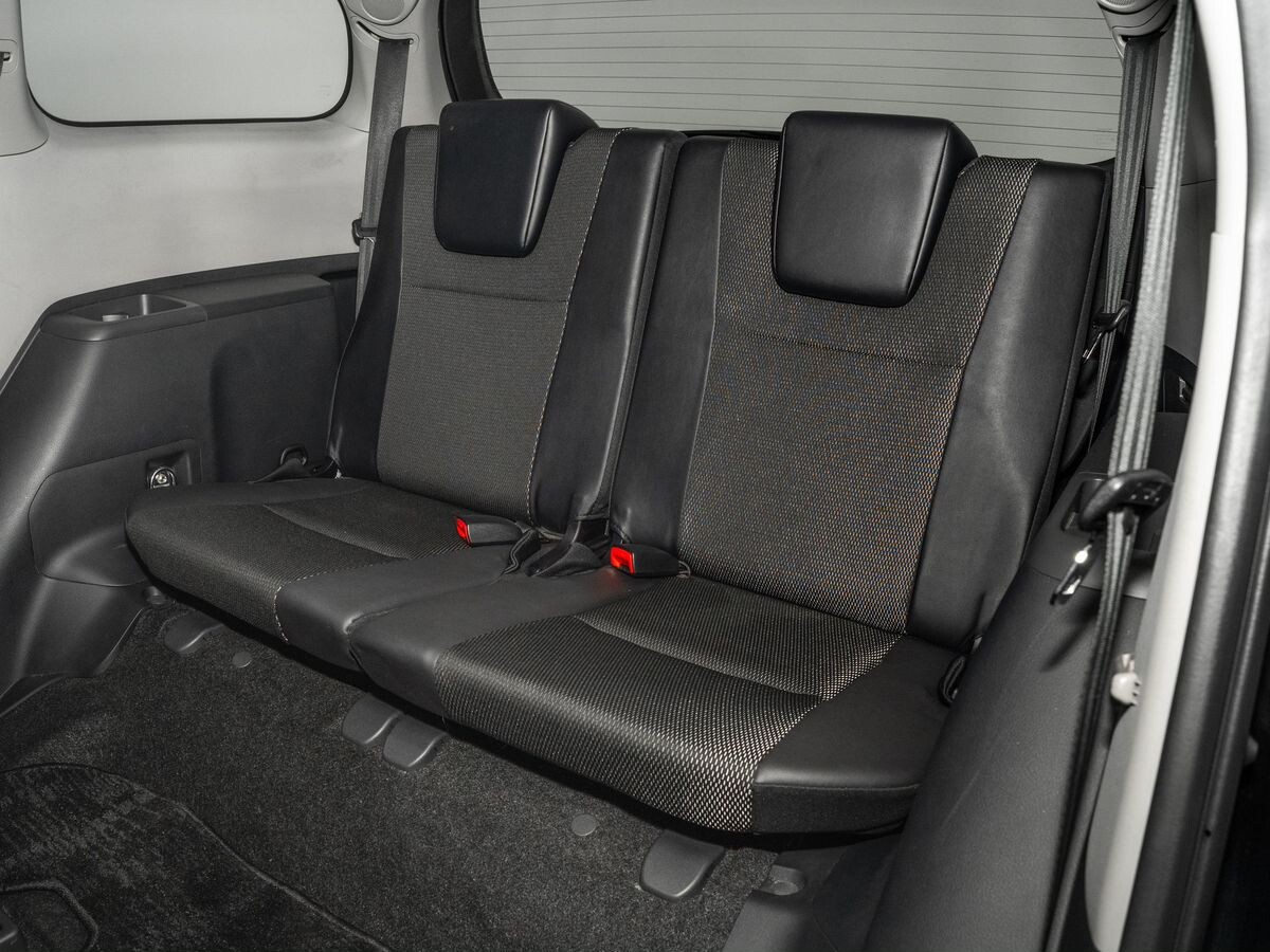 Toyota Wish 2011 - фото автомобиля