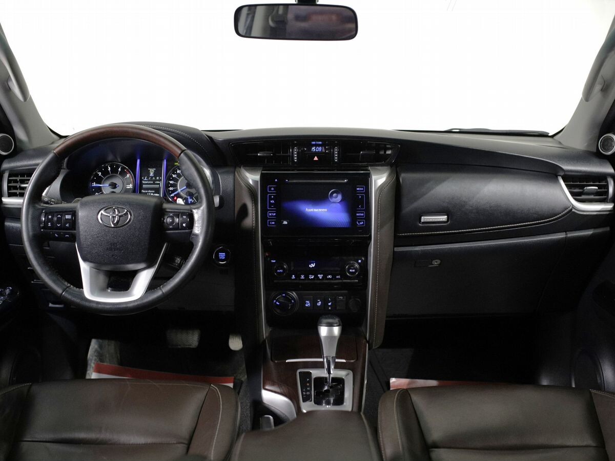 Toyota Fortuner 2018 - фото автомобиля