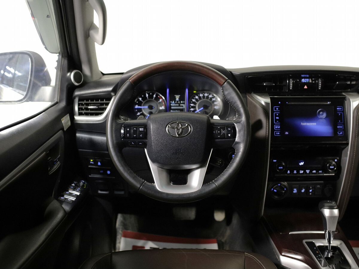 Toyota Fortuner 2018 - фото автомобиля
