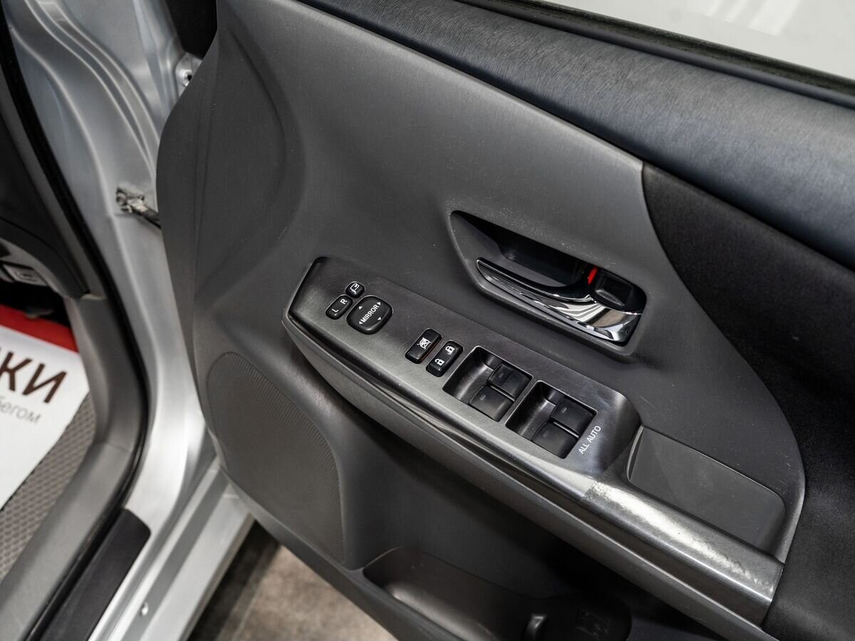 Toyota Prius Alpha 2014 - фото автомобиля