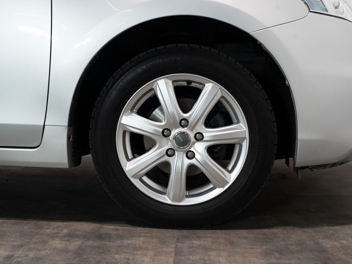 Toyota Prius Alpha 2014 - фото автомобиля