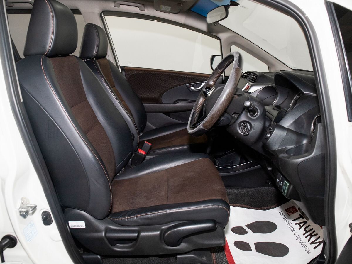 Honda Fit Shuttle 2012 - фото автомобиля