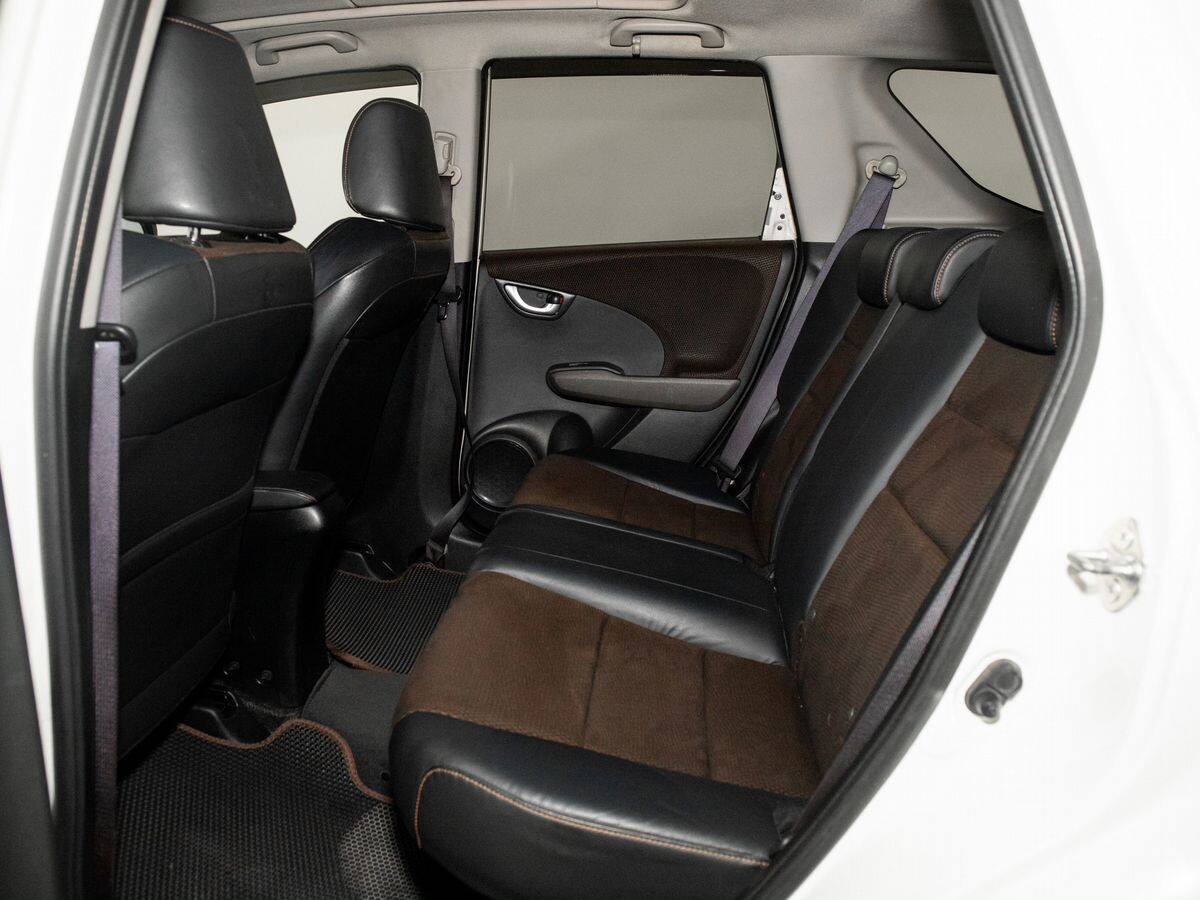 Honda Fit Shuttle 2012 - фото автомобиля