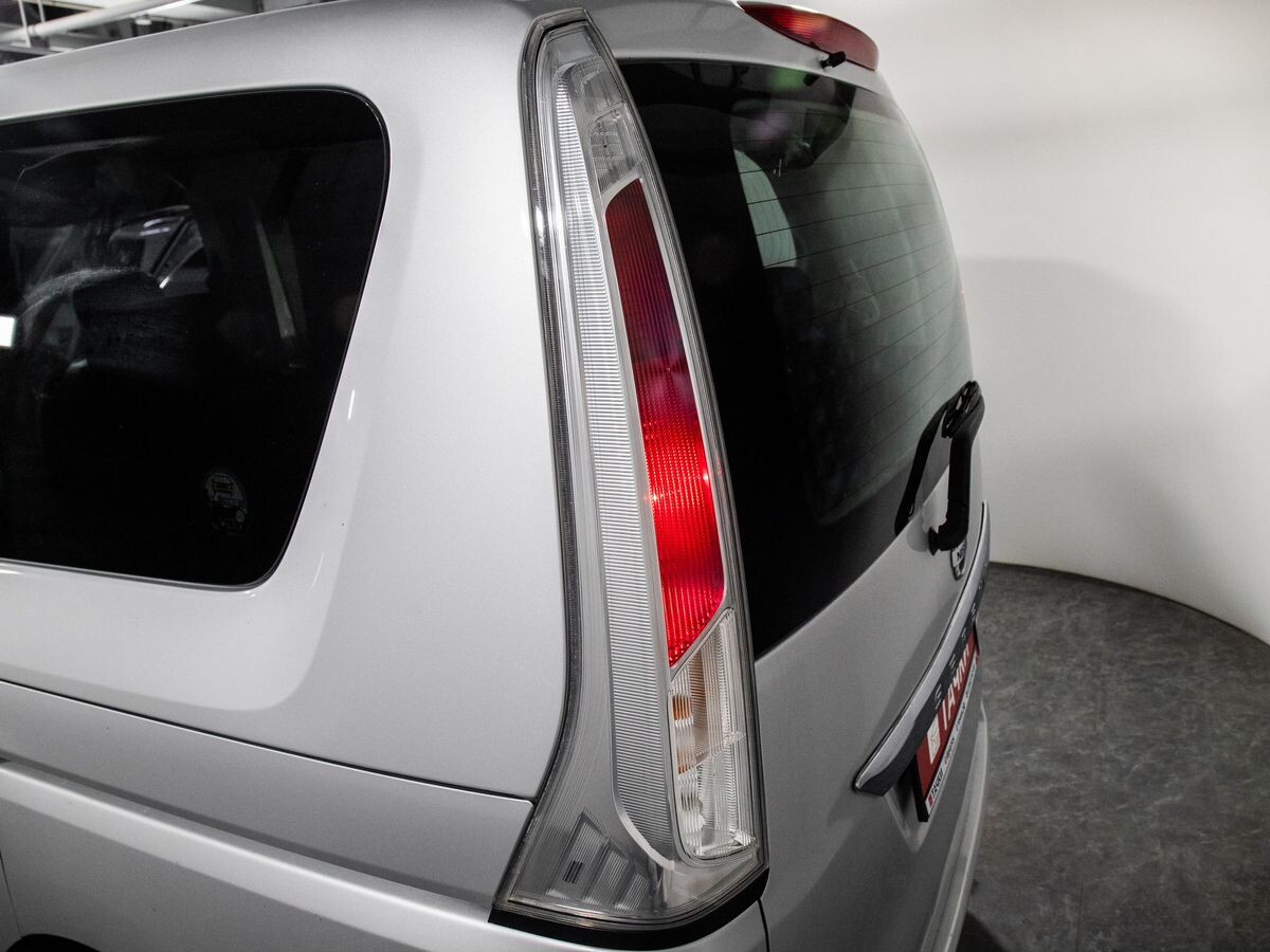 Nissan Serena 2012 - фото автомобиля