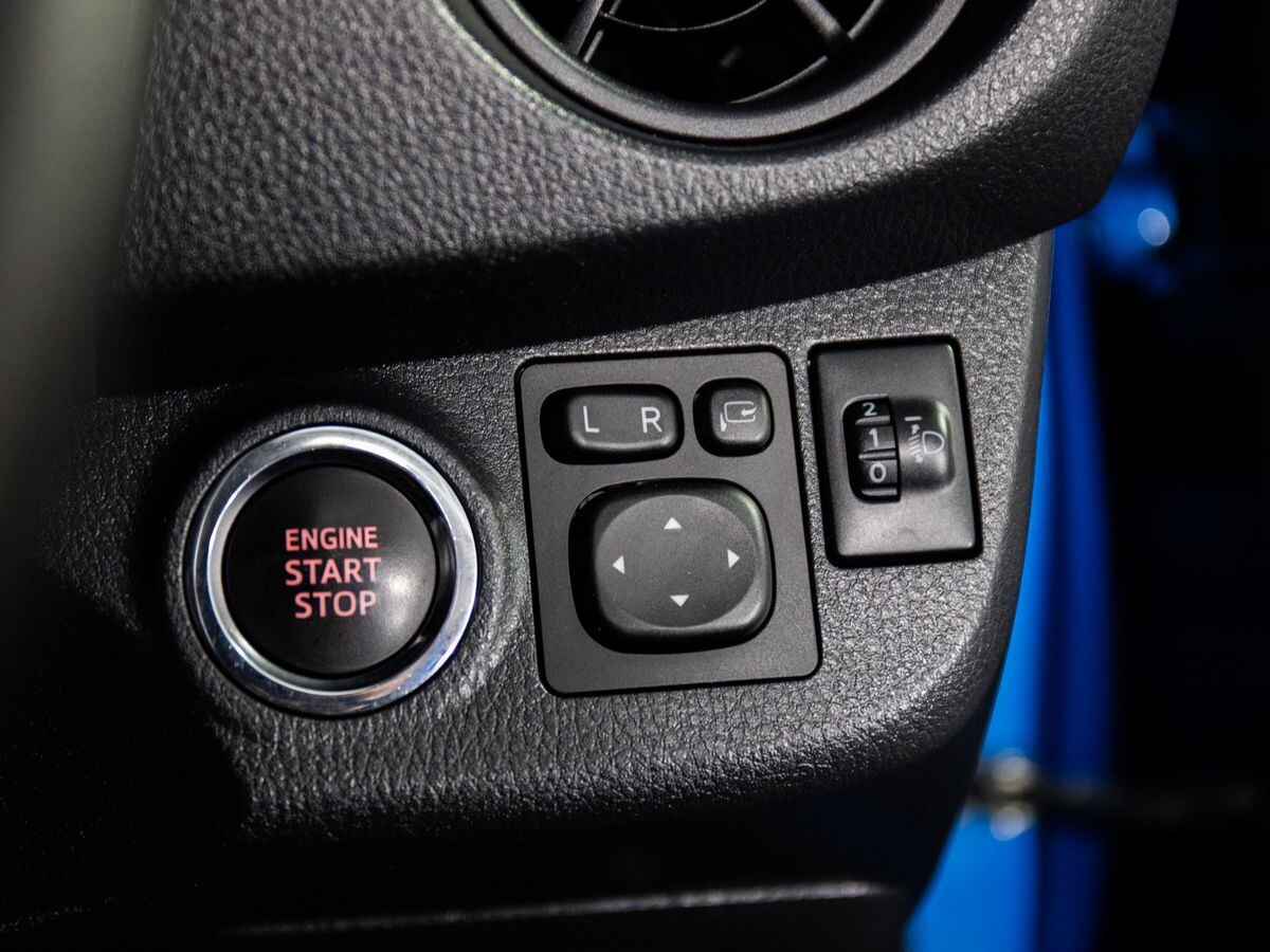 Toyota Vitz 2017 - фото автомобиля