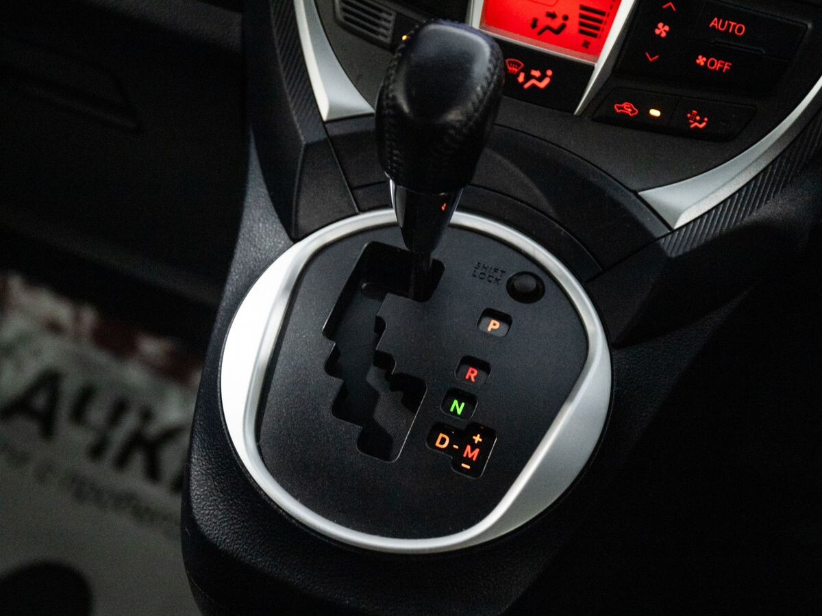 Toyota Ractis 2012 - фото автомобиля