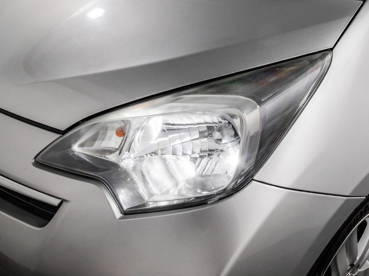 Toyota Ractis 2012 - фото автомобиля