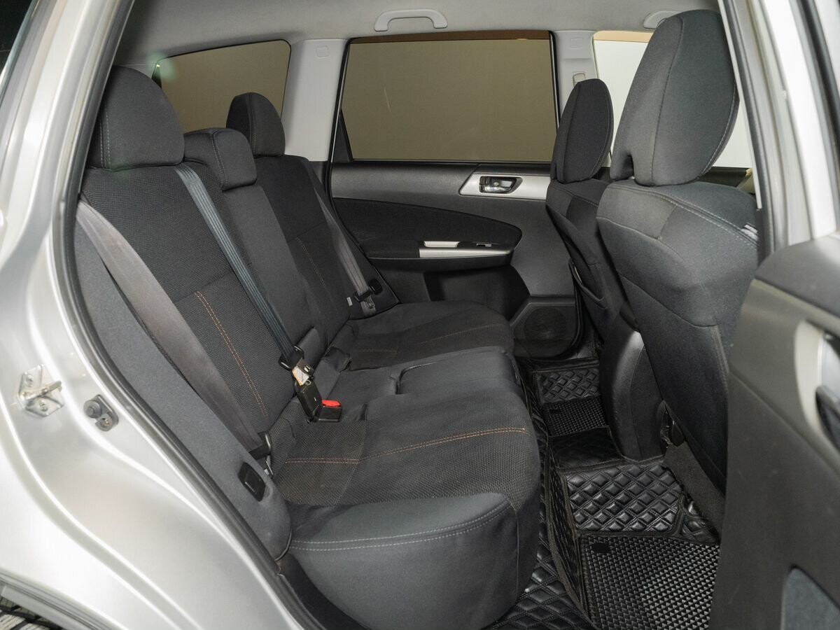 Subaru Forester 2010 - фото автомобиля