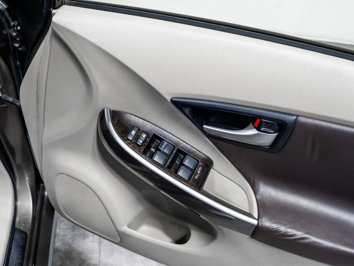 Toyota Prius 2013 - фото автомобиля