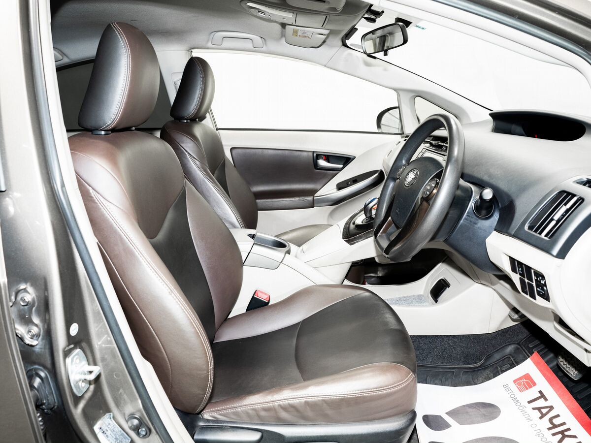 Toyota Prius 2013 - фото автомобиля