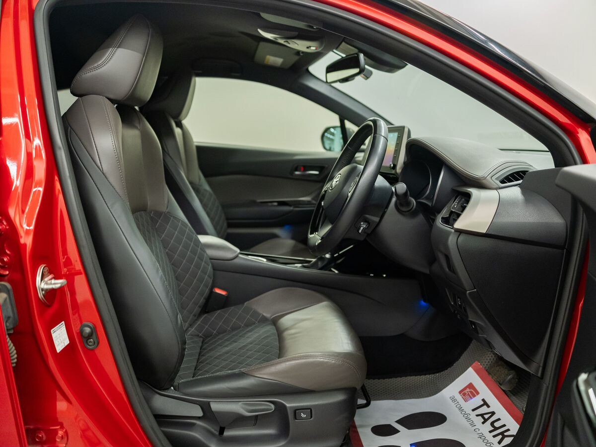 Toyota C-HR 2019 - фото автомобиля