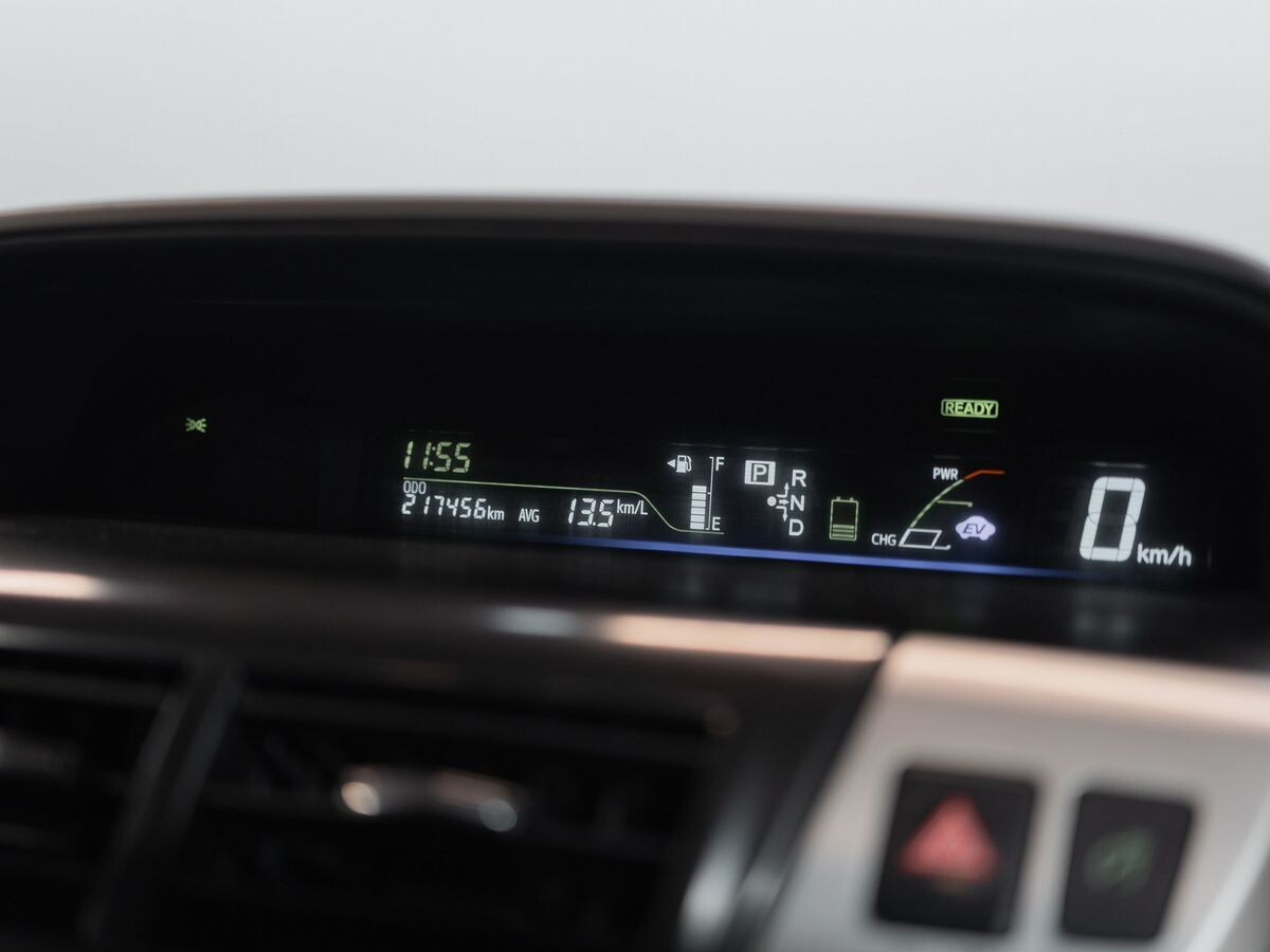 Toyota Prius Alpha 2013 - фото автомобиля