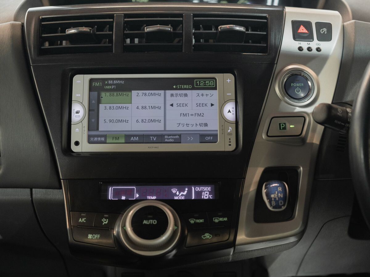 Toyota Prius Alpha 2013 - фото автомобиля