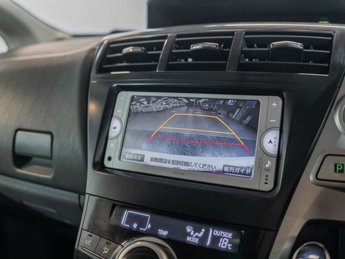 Toyota Prius Alpha 2013 - фото автомобиля