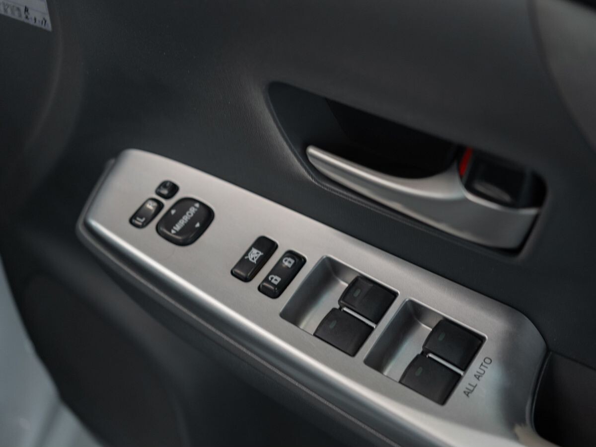 Toyota Prius Alpha 2013 - фото автомобиля
