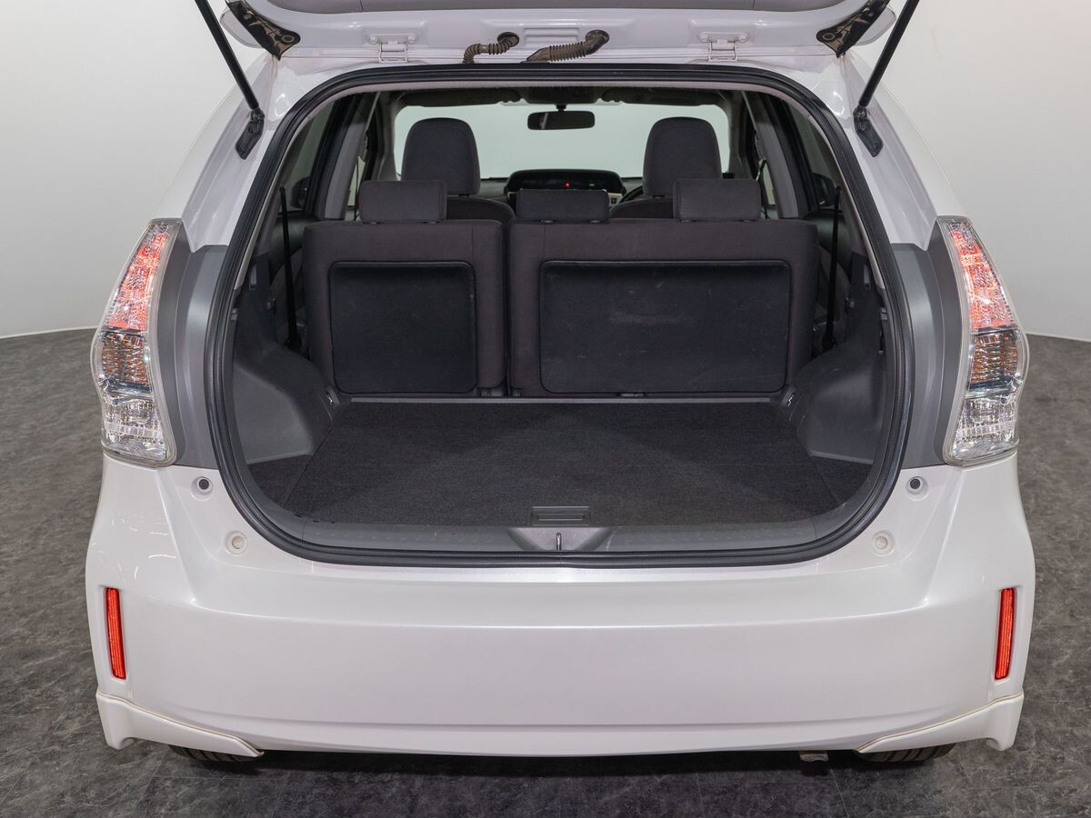 Toyota Prius Alpha 2013 - фото автомобиля