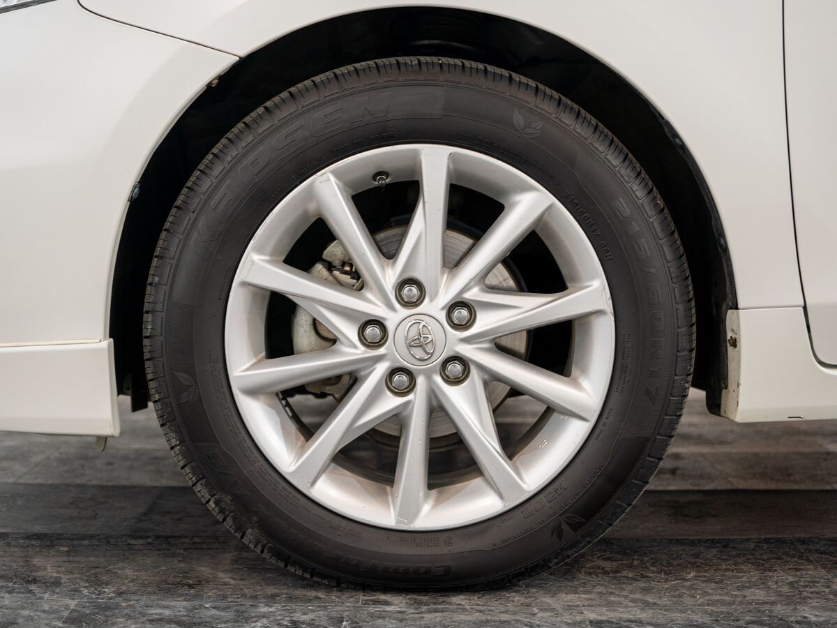 Toyota Prius Alpha 2013 - фото автомобиля