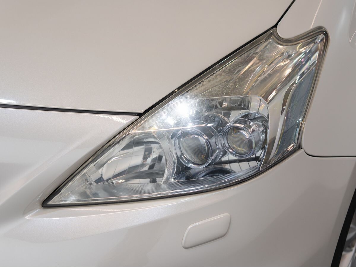 Toyota Prius Alpha 2013 - фото автомобиля