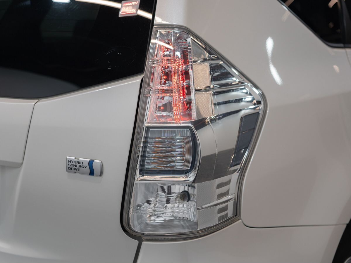 Toyota Prius Alpha 2013 - фото автомобиля