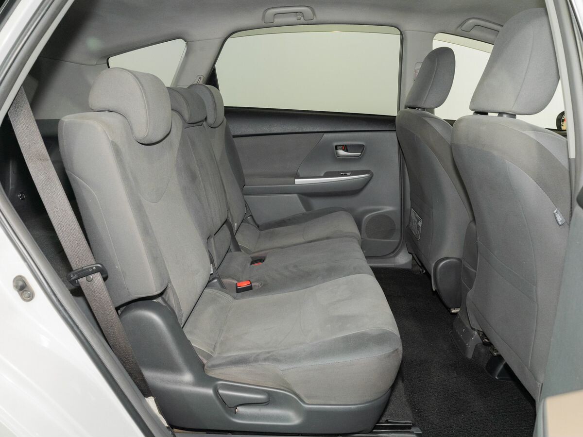 Toyota Prius Alpha 2013 - фото автомобиля