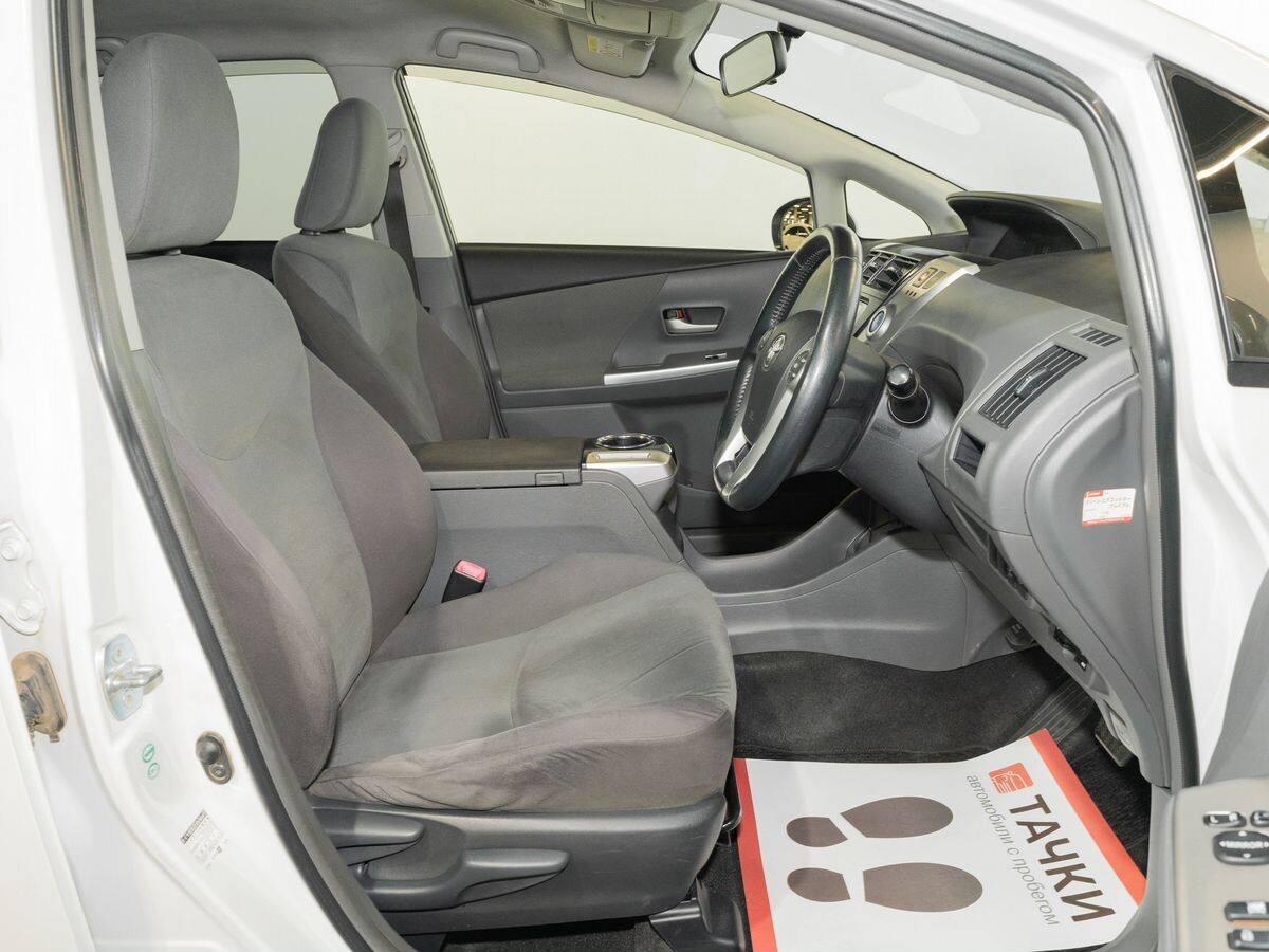 Toyota Prius Alpha 2013 - фото автомобиля