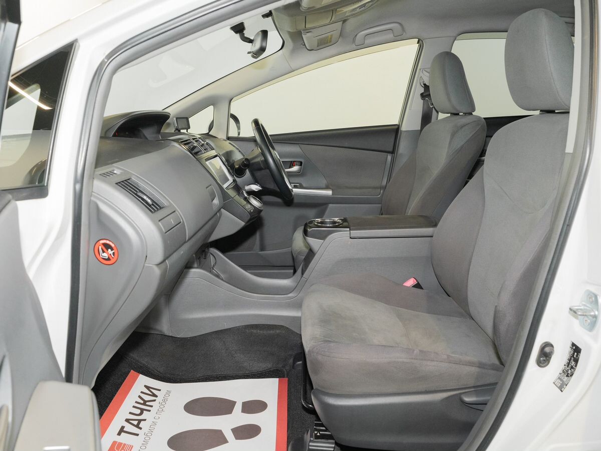 Toyota Prius Alpha 2013 - фото автомобиля