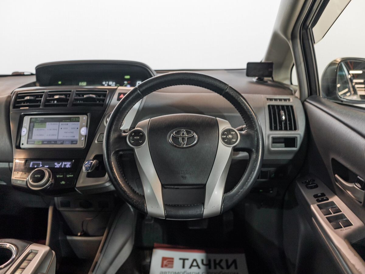 Toyota Prius Alpha 2013 - фото автомобиля