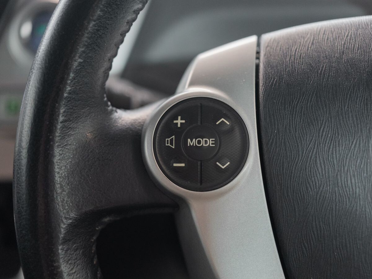 Toyota Prius Alpha 2013 - фото автомобиля