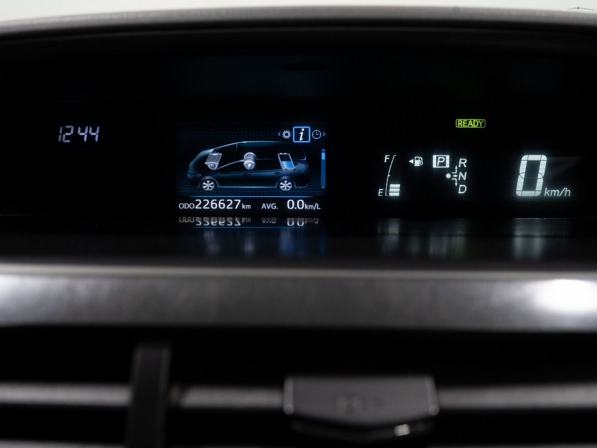 Toyota Prius Alpha 2016 - фото автомобиля