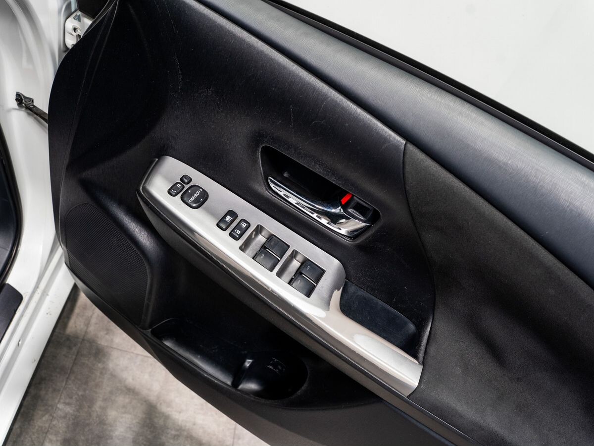Toyota Prius Alpha 2016 - фото автомобиля
