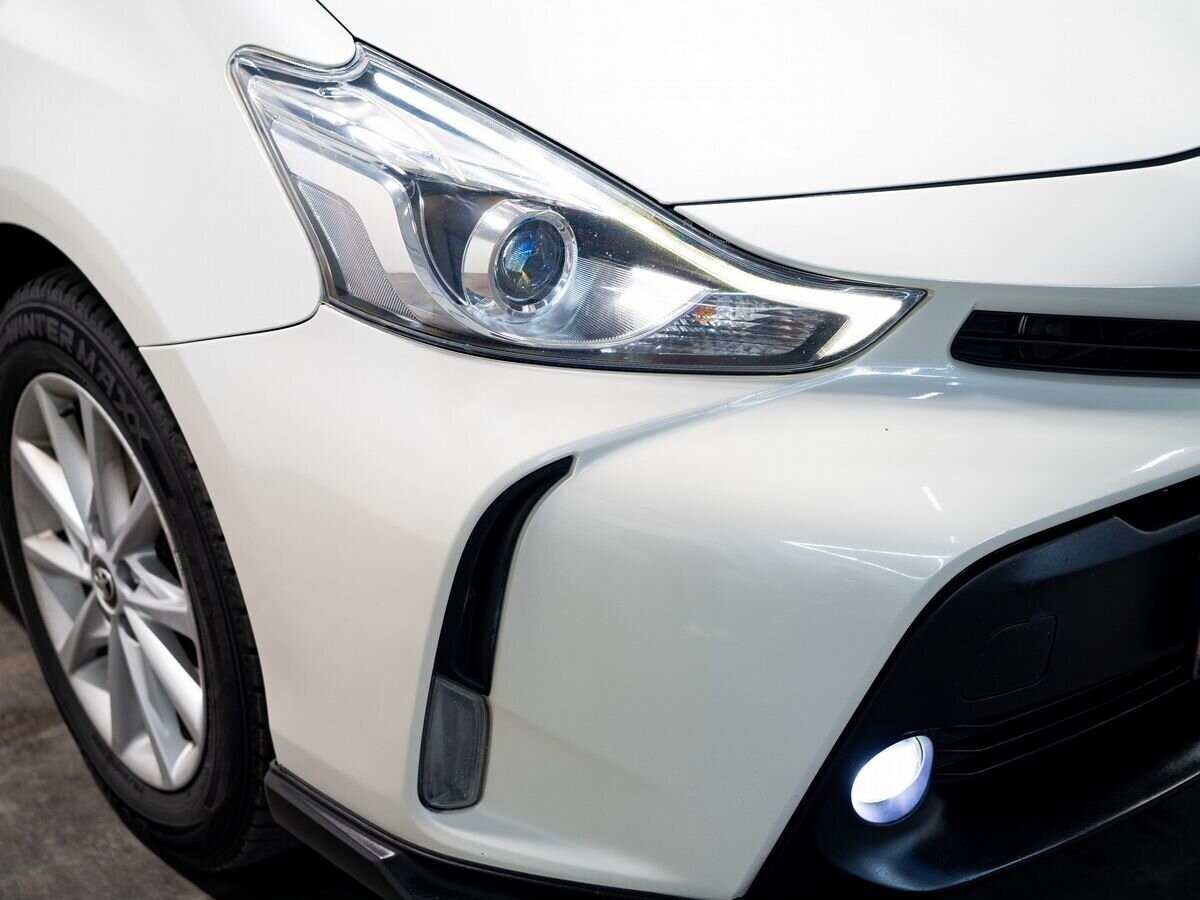 Toyota Prius Alpha 2016 - фото автомобиля