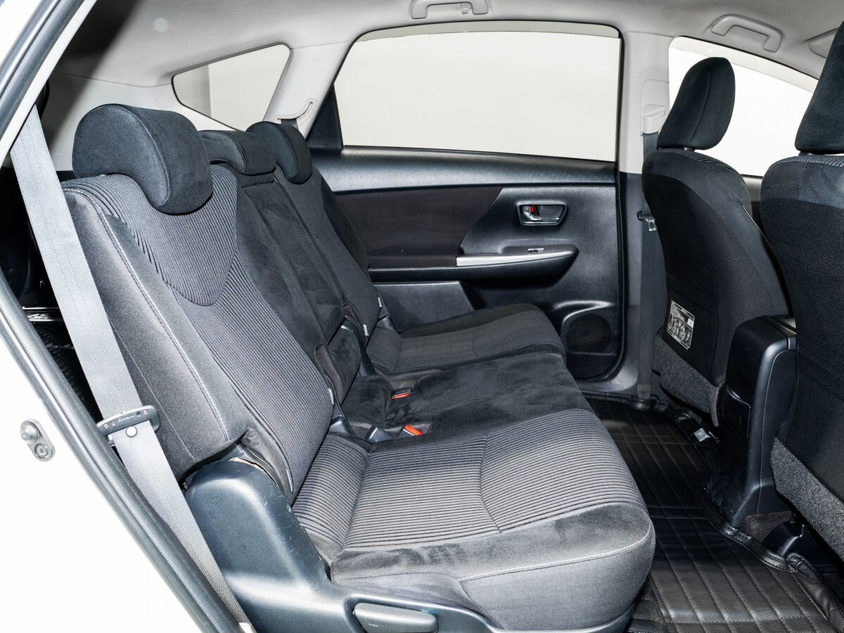 Toyota Prius Alpha 2016 - фото автомобиля