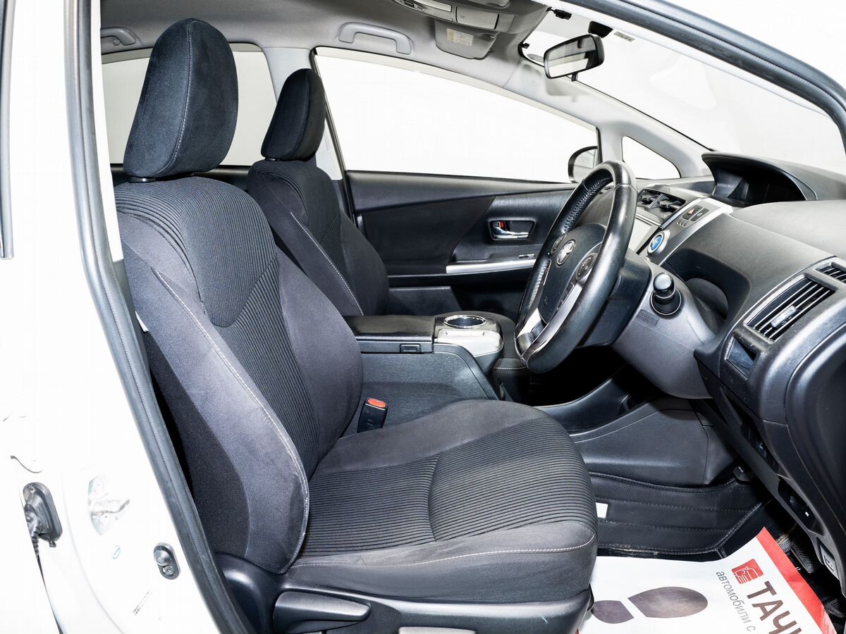 Toyota Prius Alpha 2016 - фото автомобиля