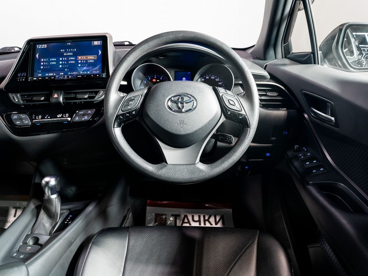 Toyota C-HR 2019 - фото автомобиля