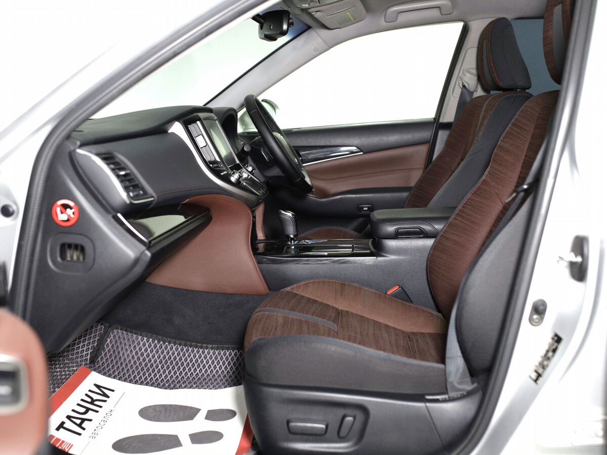 Toyota Crown 2016 - фото автомобиля