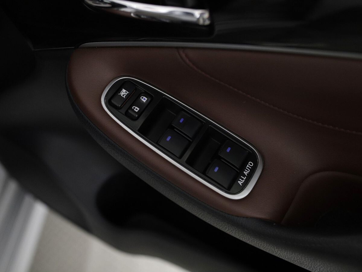 Toyota Crown 2016 - фото автомобиля