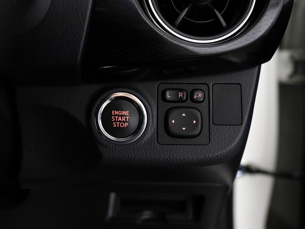 Toyota Vitz 2019 - фото автомобиля