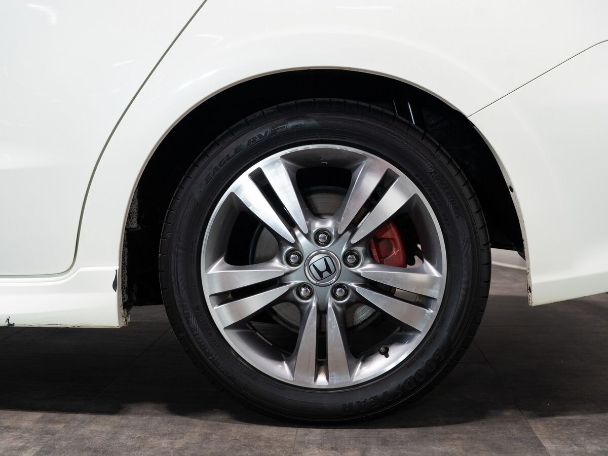 Honda Stream 2010 - фото автомобиля