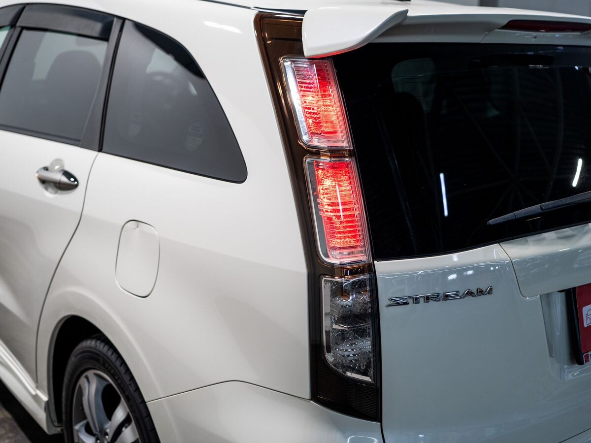 Honda Stream 2010 - фото автомобиля